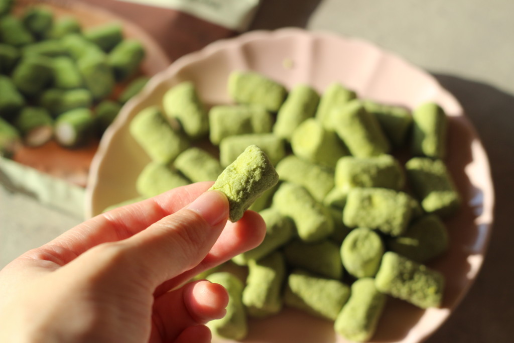 無印良品「チョコがけマシュマロ 抹茶」は、食感も楽しめるお菓子♡