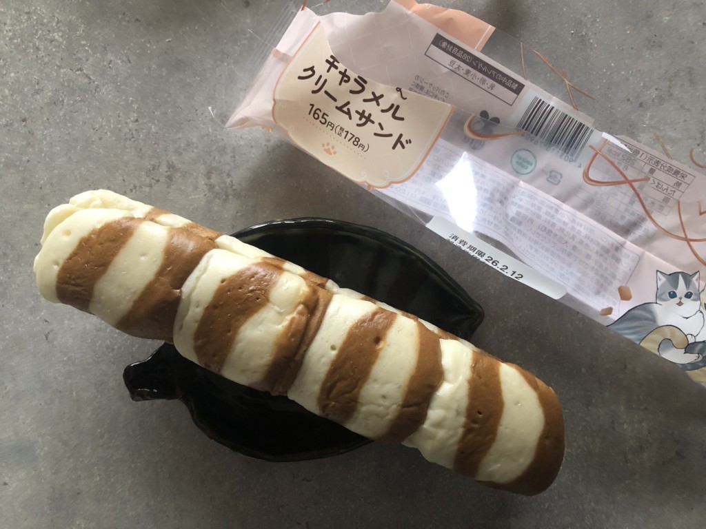 ファミマ新作「しっぽみたいなキャラメルクリームサンド」を開封