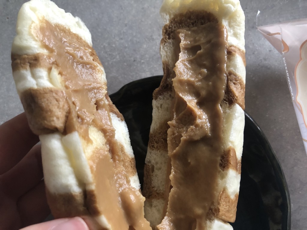 ファミマ新作「しっぽみたいなキャラメルクリームサンド」の気になるお味は？