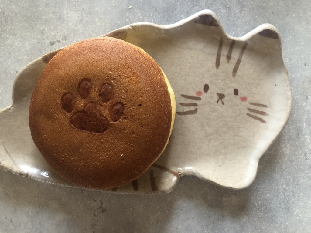 ファミマ新作「肉球印のもち入りどら焼きこしあん」を開封