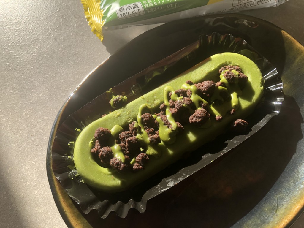 ファミマ新作「ブラックサンダー宇治抹茶のガトーショコラ」はザクザク食感がたまらないスイーツ♡