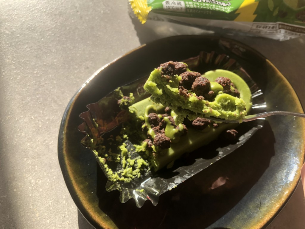 ファミマ新作「ブラックサンダー宇治抹茶のガトーショコラ」の気になるお味は？